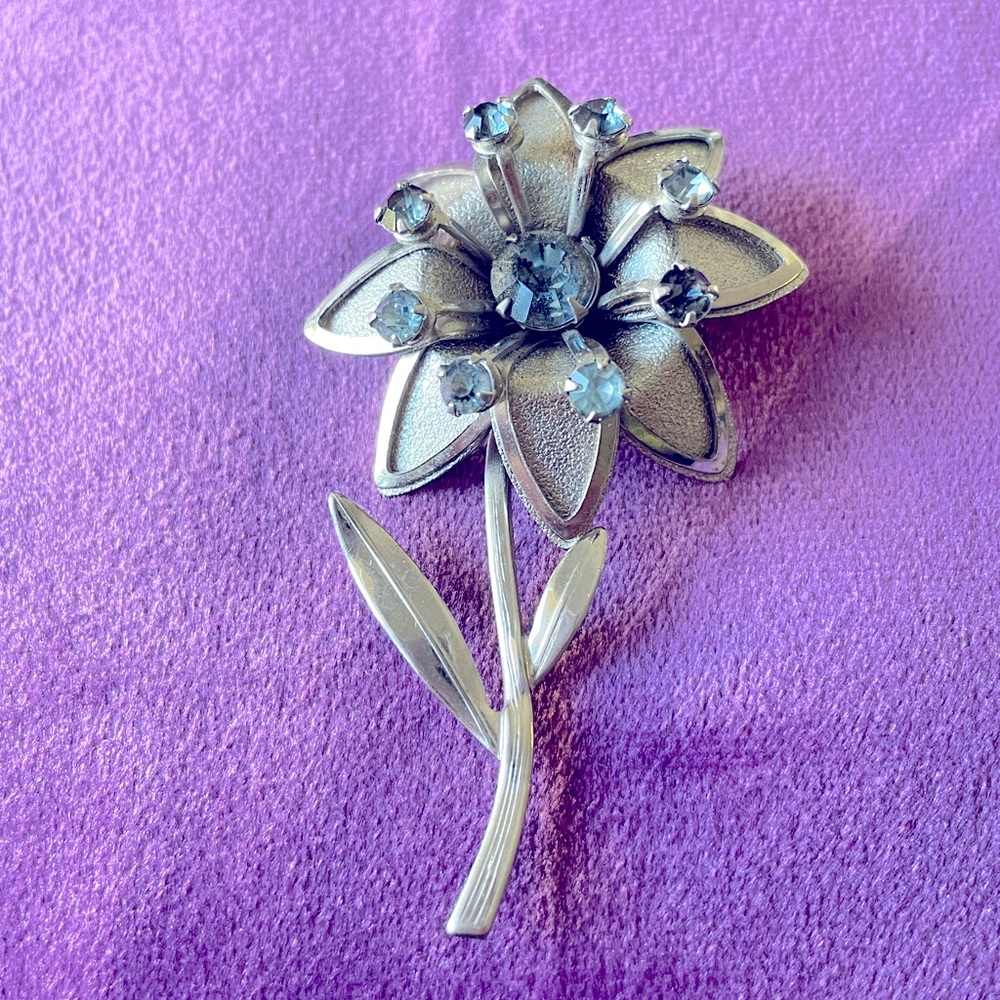 Vintage  blue rhinestone brooch. Excellent condition prong set, not glued.